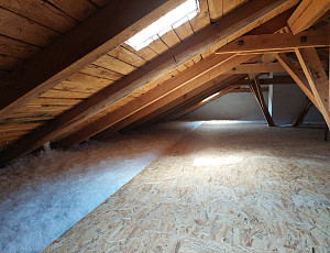 Zateplení stropu rodinného domu pomocí foukané izolace